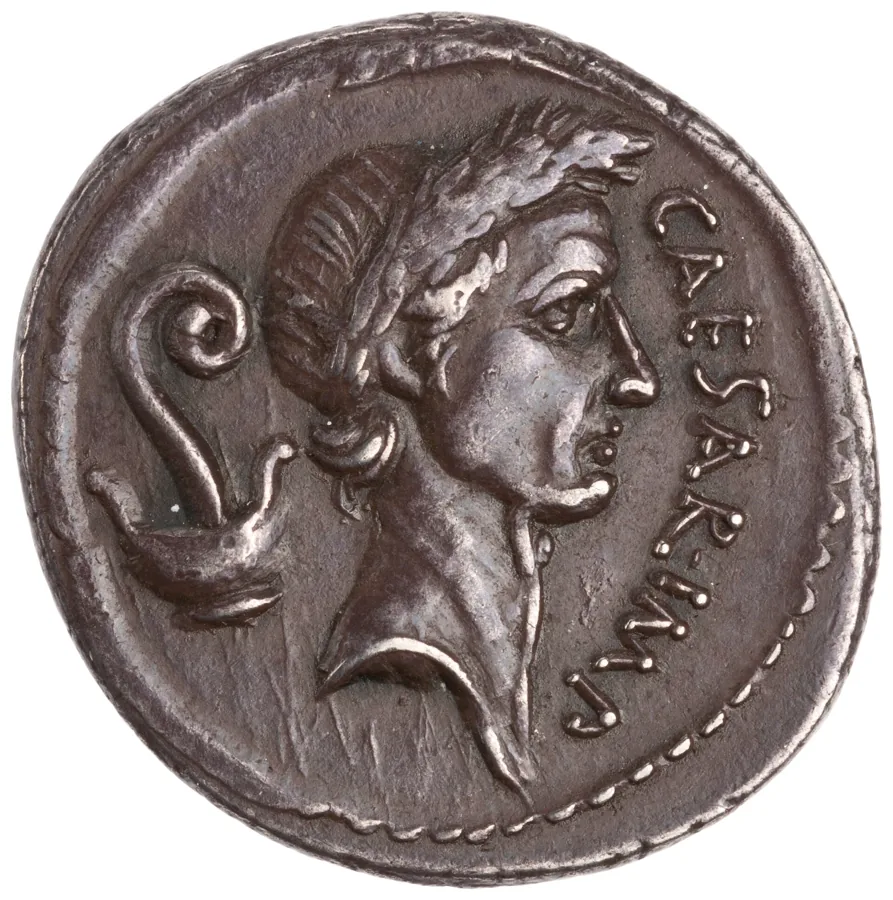 Denario de plata con el retrato de Julio César y la leyenda CAESAR IMP
